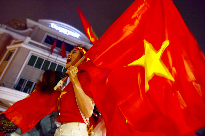 Đêm không ngủ của người hâm mộ bóng đá ở Hà Nội